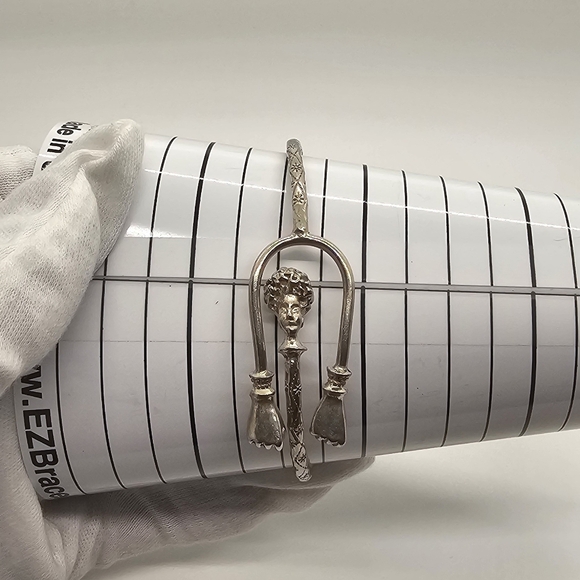 Elegant Silver Bangle Bracelet - Picture 7 of 10